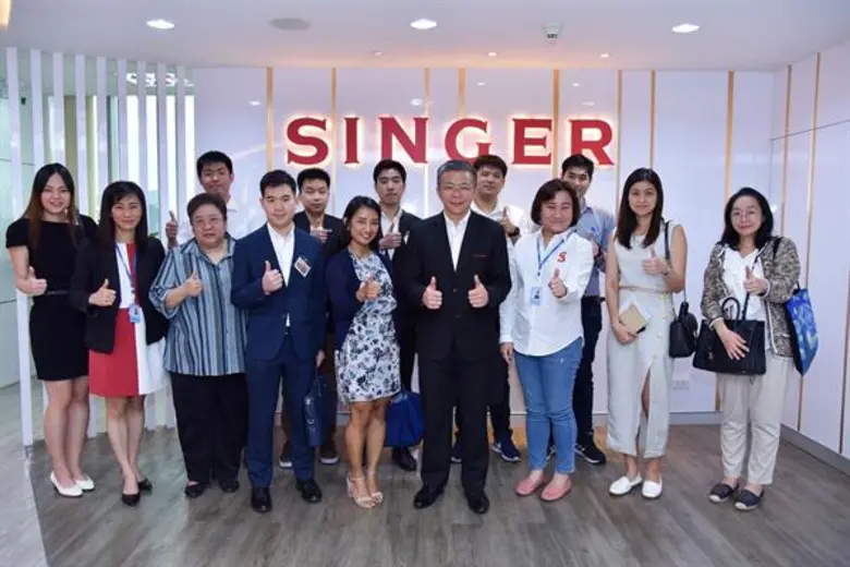 นายกิตติพงศ์ กนกวิไลรัตน์ (ที่ 4 จากขวา) ...