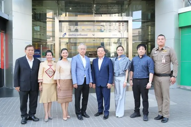 นายสุรชัย โชติจุฬางกูร (ที่ 5 จากซ้าย) ปร...