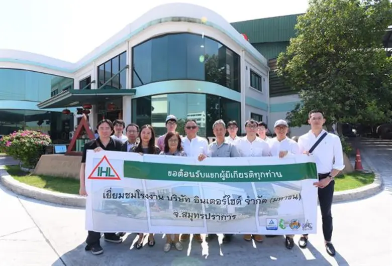 คุณองอาจ ดำรงสกุลวงษ์ (ที่ 4 จากซ้าย) ประ...