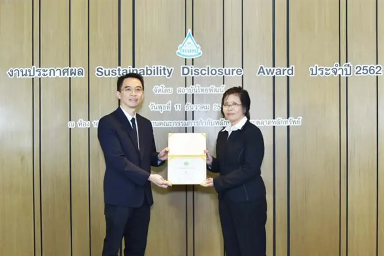 คุณพันธ์สิริ สุตเธียรกุล (ขวา) ผู้อำนวยกา...