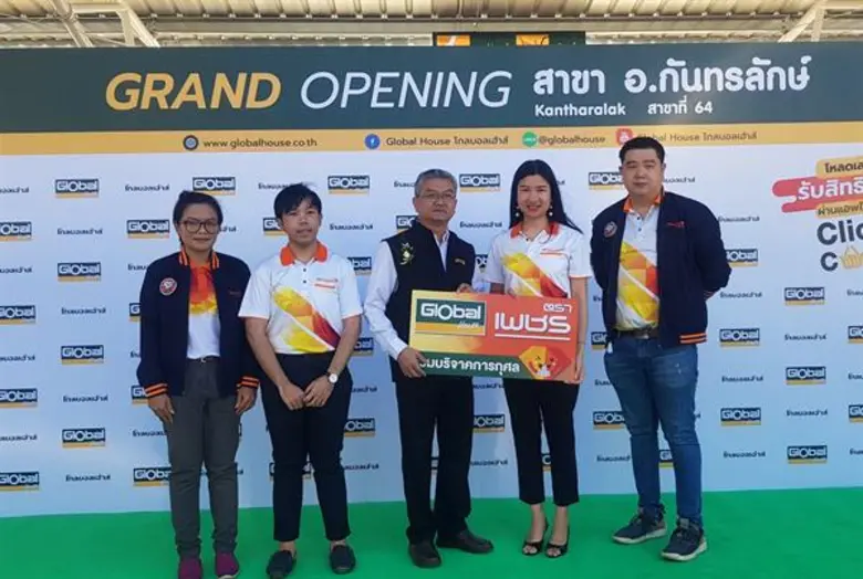 ดร.พิชญานันท์ ล้อวรลักษณ์ (ที่ 2 จากขวา) ผู้ช่วยประ...