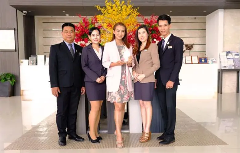 อัษณา จันเทพา (คนที่ 3 จากซ้าย) ผู้จัดการ...