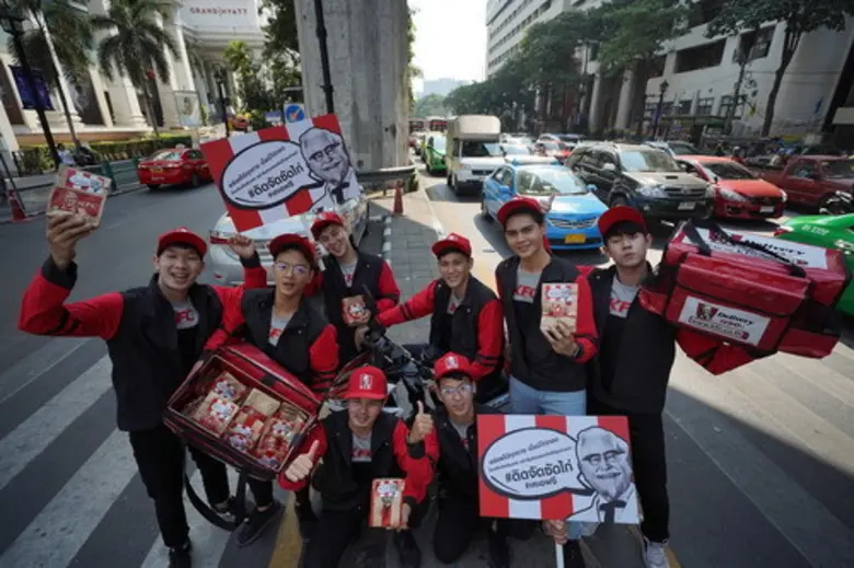 KFC แจกฟรีไก่ทอดกลางสี่แยกกรุงเทพ มอบความสุขให้คนไทยช่วงเทศกาลเดินทาง