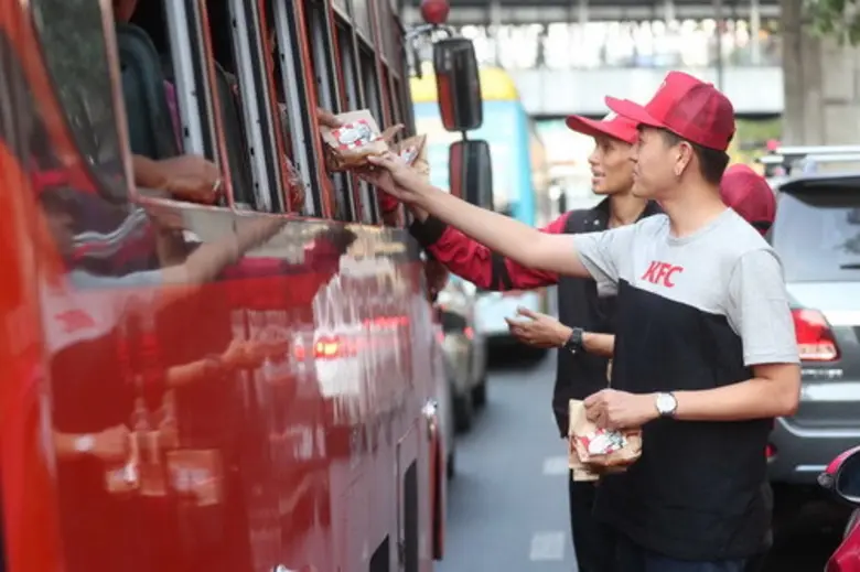 KFC แจกฟรีไก่ทอดกลางสี่แยกกรุงเทพ มอบความสุขให้คนไทยช่วงเทศกาลเดินทาง