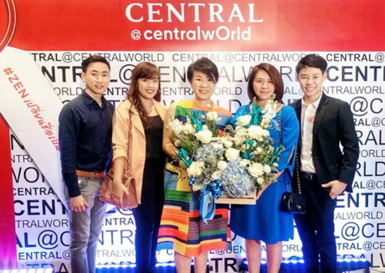 พัชรี กมลเวชช (ที่สองจากขวา) เจ้าหน้าที่บ...