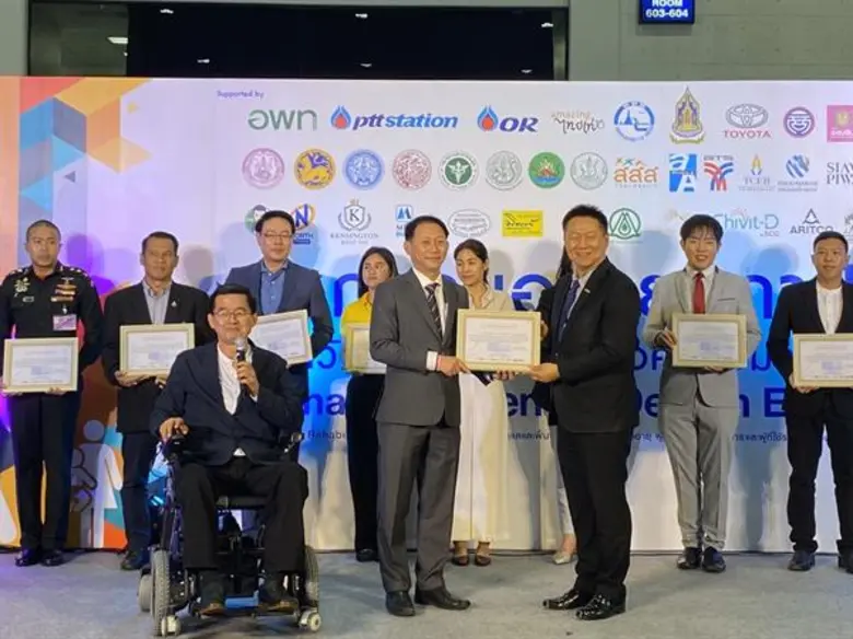 นายสมพล ตรีภพนารถ ( ที่ 3 จากซ้าย ) กรรมก...