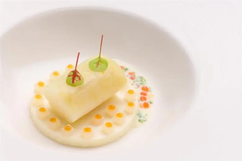 ห้องอาหารเอเลเมนท์ ห้องอาหารฝรั่งเศสที่มีกลิ่นอายญี่ปุ่นระดับมิชลินสตาร์ 1 ดาว เชิญมาลิ้มลองอาหารจานพิเศษจากวัตถุดิบตามฤดูกาล