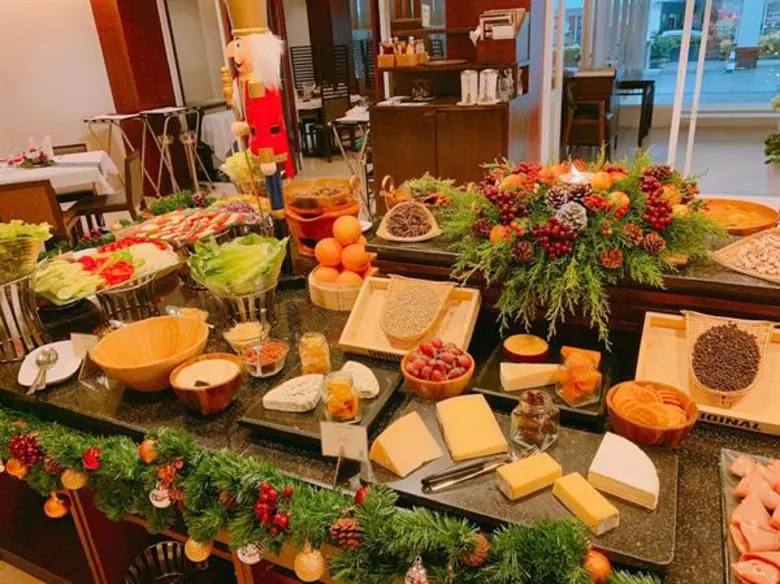 เฉลิมฉลองเทศกาลแห่งความสุขพร้อมอิ่มอร่อยกับบุฟเฟ่ต์มื้อสุขสันต์ ในวันคริสต์มาสอีฟ และวันส่งท้ายปี 2562ณ ห้องอาหารนิมมาน บาร์ แอนด์ กริล โรงแรมแคนทารี ฮิลส์ เชียงใหม่ ห้องอาหารนิมมาน บาร์ แอนด์ กริล โรงแรมแคนทารี ฮิลส์ เชียงใหม่