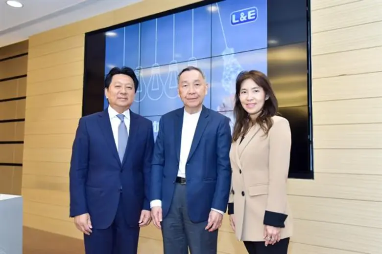 คุณปกรณ์ บริมาสพร (กลาง) ประธานกรรมการบริ...