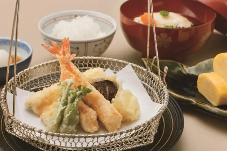 “หลักสูตรการประกอบอาหารญี่ปุ่นแบบต้นตำรับ” โดย ความร่วมมือกันระหว่าง วิทยาลัยดุสิตธานี และสถาบันสอนการประกอบอาหารซือจิ ประเทศญี่ปุ่น