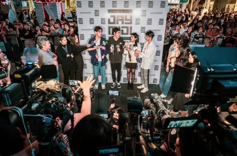 “3 เจ้า” แท็คทีม “สไมล์” ใน “JAYMIDI MEET & GREET” สุดอบอุ่น..แฟนคลับแห่ให้กำลังใจติดขอบเวที!!