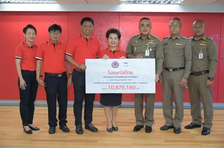 นางสมร เทิดธรรมพิบูล (คนที่ 4 จากซ้าย) กร...