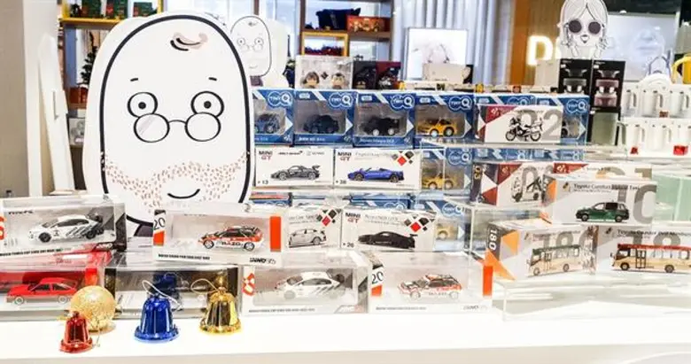 มาเติมความแปลกใหม่ให้กับช่วงวันหยุดของคุณด้วยของขวัญแก้เบื่อจาก HKTDC พร้อมโปรโมชั่นที่จะทำให้เทศกาลปีใหม่มีสีสันมากขึ้น เริ่มกลางเดือนธันวาคมปีนี้จนถึงสิ้นเดือนมกราคมปีหน้า ที่เซ็นทรัลเวิลด์และสามย่านมิตรทาวน์