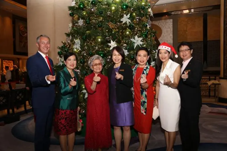 คุณหญิงเยาวรัตน์ เตชะเวช (ที่ 3 จากซ้าย) ...