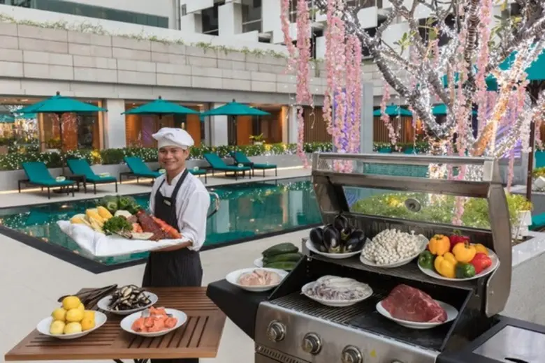 โรงแรมฮอลิเดย์ อินน์ กรุงเทพฯ พร้อมต้อนรั...