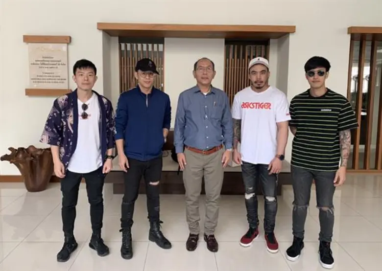 วิวัฒน์ ตั้งจิตกอบบุญ (คนที่ 3 จากซ้าย) ผ...