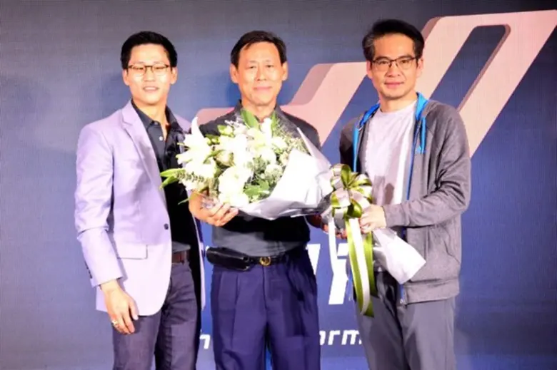 คุณบุญชัย หล่อพิพัฒน์ (กลาง) ประธานกรรมการ บริษัท ม...