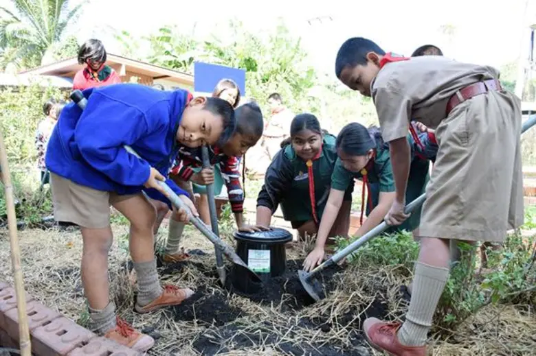 AGE ร่วมสร้างต้นแบบชุมชนน่าอยู่ ด้านการจัดการสิ่งแวดล้อม นำร่องสร้างต้นแบบ “ธนาคารน้ำใต้ดิน” และ “ถังหมักย่อยสลายขยะอินทรีย์ในโรงเรียน”