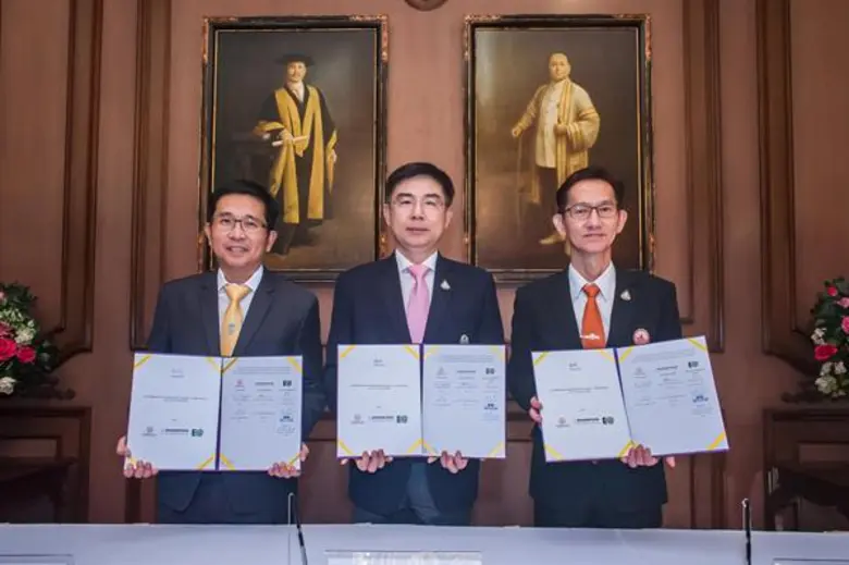 นายสมโภชน์ อาหุนัย (ซ้าย) ประธานเจ้าหน้าท...