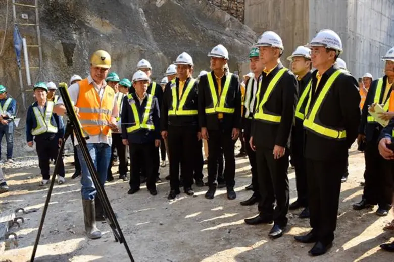 “เฉลิมชัย” ลงพื้นที่ติดตามความคืบหน้าโครงการเพิ่มปริมาณน้ำในอ่างเก็บน้ำเขื่อนแม่กวงอุดมธารา หวังช่วยเพิ่มปริมาณน้ำต้นทุน เพิ่มศักยภาพและความมั่นคงของน้ำ และบรรเทาอุทกภัยในเขตตัวเมืองเชียงใหม่