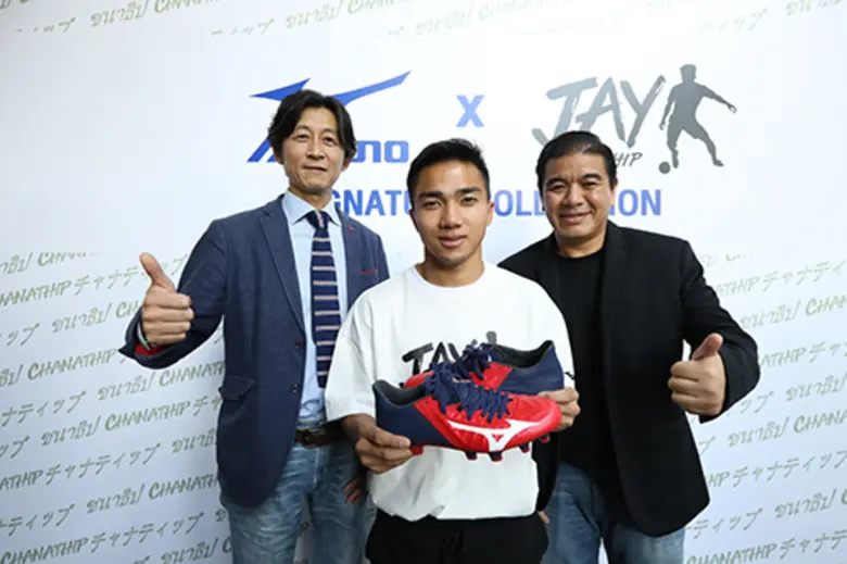 Mizuno เปิดตัวคอลเลคชั่นสุดพิเศษรับปลายปี คอลเลคชั่นพิเศษที่ผ่านการสร้างสรรค์ระหว่าง แบรนด์กีฬาชื่อดังระดับโลก กับนักฟุตบอลทีมชาติไทยชื่อดัง ที่มีความโดดเด่น และดังไกลถึงต่างประเทศอย่าง เจ-ชนาธิป สรงกระสินธ์