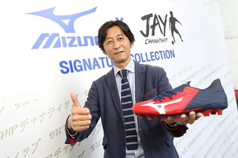 Mizuno เปิดตัวคอลเลคชั่นสุดพิเศษรับปลายปี คอลเลคชั่นพิเศษที่ผ่านการสร้างสรรค์ระหว่าง แบรนด์กีฬาชื่อดังระดับโลก กับนักฟุตบอลทีมชาติไทยชื่อดัง ที่มีความโดดเด่น และดังไกลถึงต่างประเทศอย่าง เจ-ชนาธิป สรงกระสินธ์