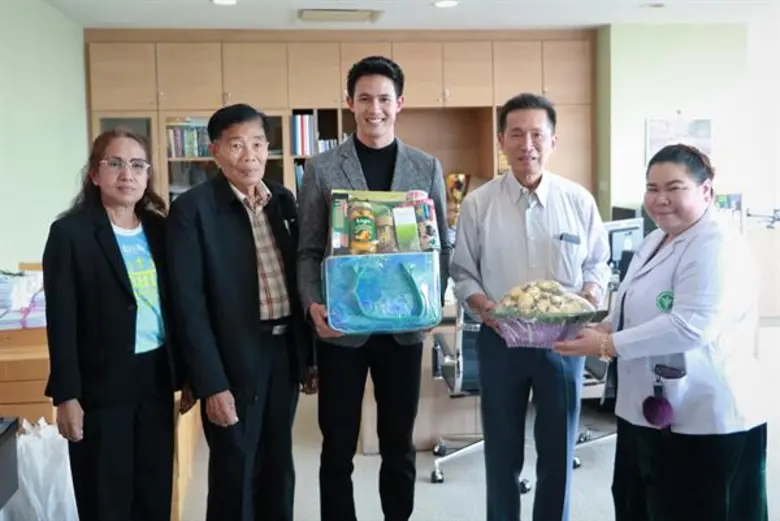 “แชมป์-น้ำฟ้า” ส่งมอบอุปกรณ์ทางการแพทย์โรงพยาบาลชุมแสง ในกิจกรรม “บ้านแบ้รัน2019”