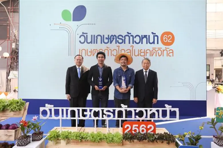 นายเดชา ตุลานันท์ ประธานกรรมการบริหาร (ขว...