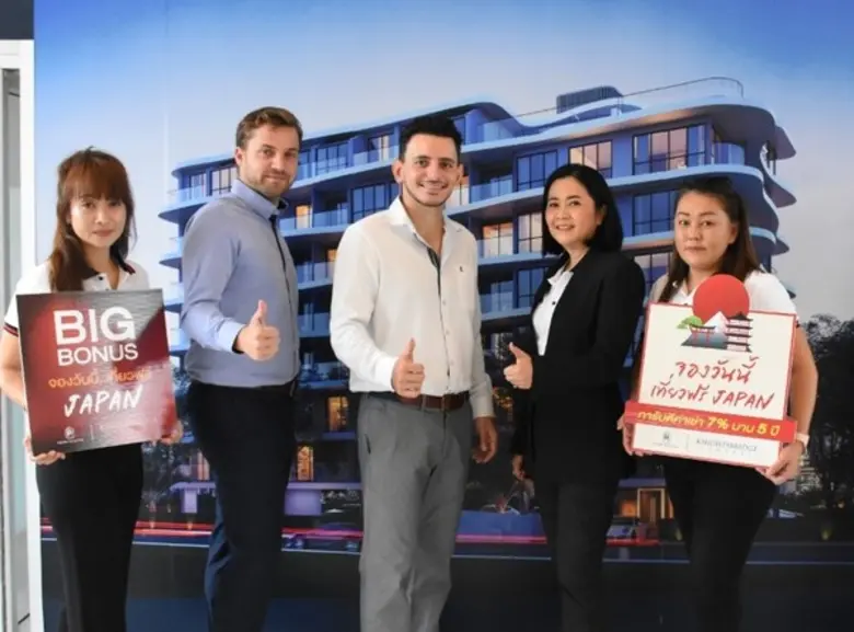 พิมพ์ชญา ธนาวัชรวิวัฒน์ (ที่ 2 จากซ้าย) ก...