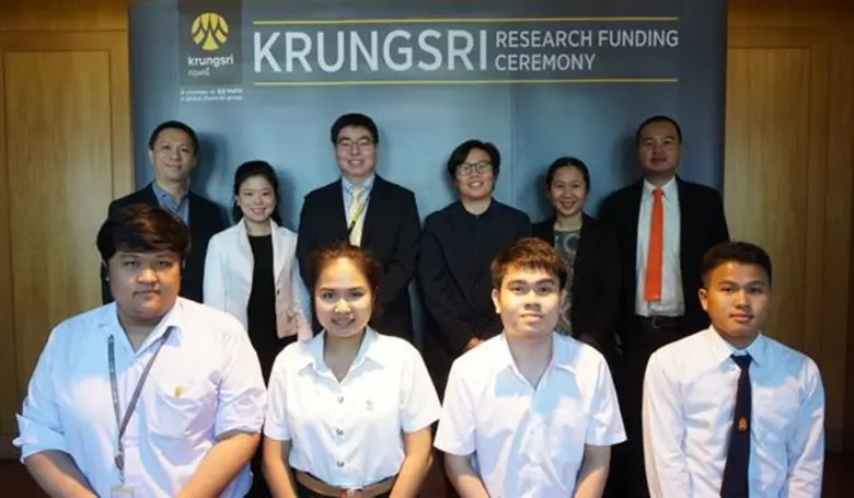 ดร. วศิน อุดมรัชตวนิชย์ (แถวหลัง ที่ 3 จา...