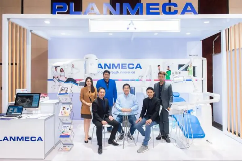 ทพ.พรศักดิ์ ตันตาปกุล (นั่งกลาง) ประธานเจ...