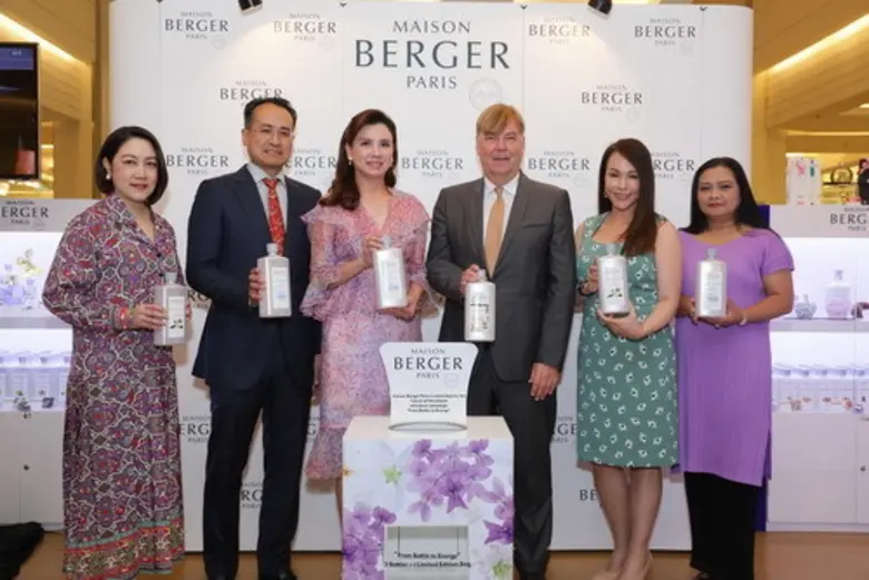 มร. อูแบร์ โคราลิส (ที่สามจากขวา) อัครราช...