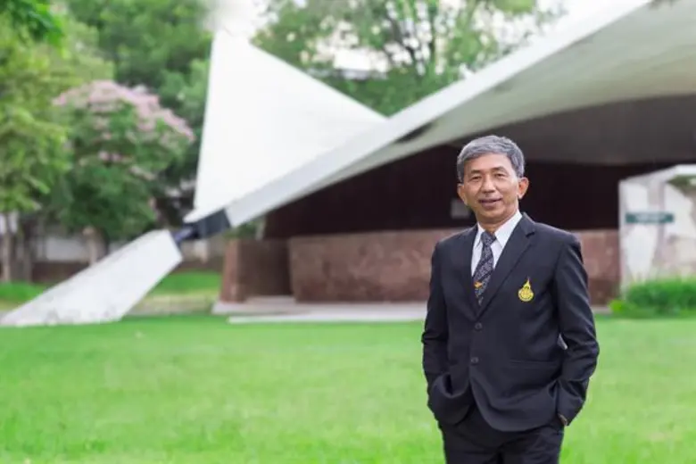 ผศ.ดร.วิโรจน์ ลิ้มไขแสง อธิการบดีมหาวิทยา...