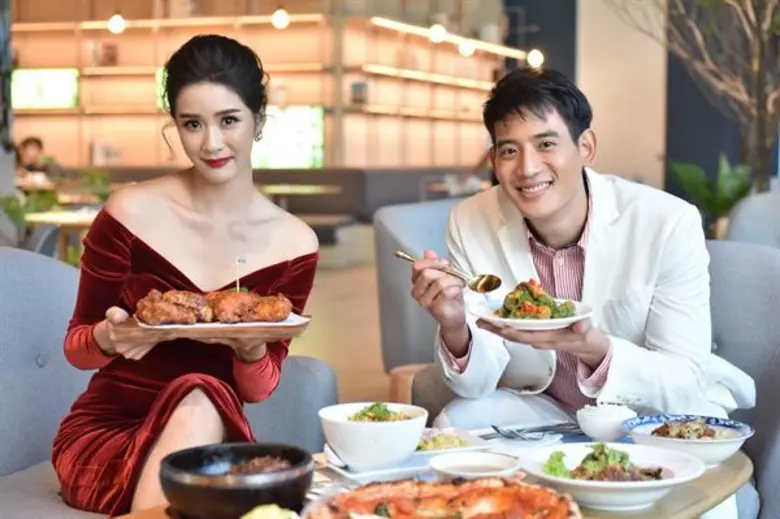 บิ๊ก ทองภูมิ - แพรว เฌอมาวีร์ พาส่องของขวัญกล่องใหญ่ที่ CENTRAL@centralwOrld