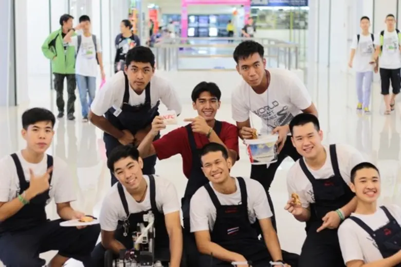 วันนี้พารู้จักหนุ่มลูกพระจอมสมัยเป็นนักเร...