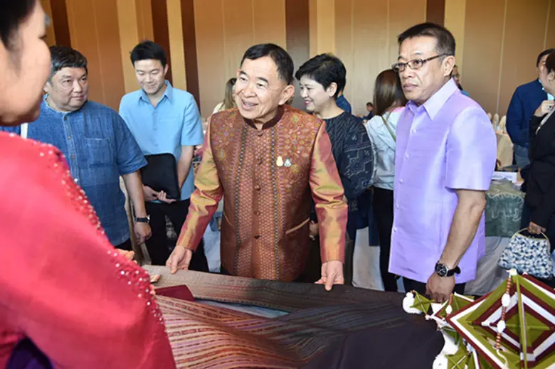 "วีรศักดิ์" ลุยปลุกตลาดหัตถศิลป์ถิ่นอีสาน