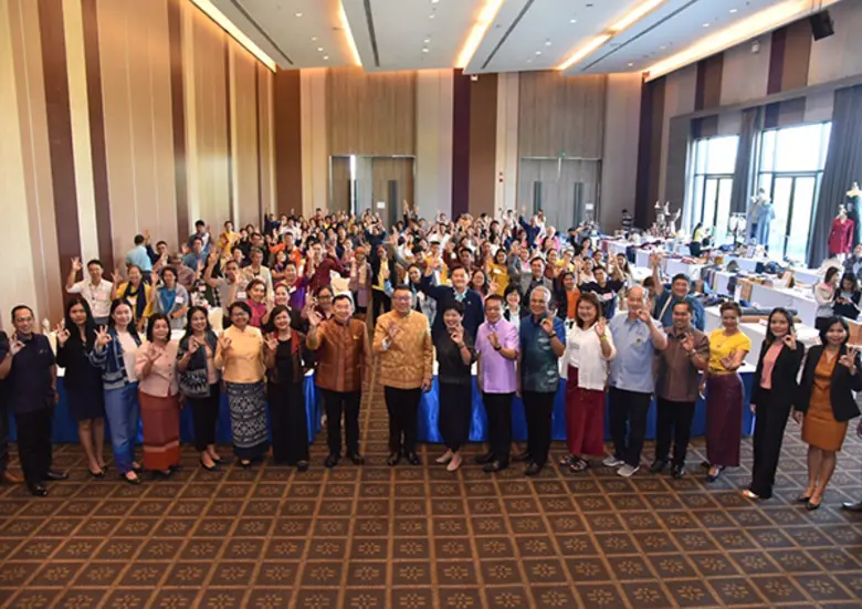 "วีรศักดิ์" ลุยปลุกตลาดหัตถศิลป์ถิ่นอีสาน