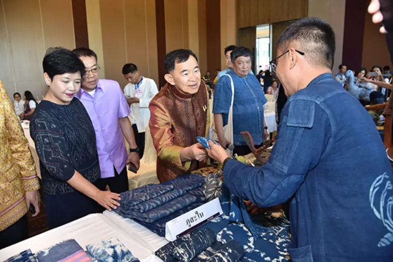 "วีรศักดิ์" ลุยปลุกตลาดหัตถศิลป์ถิ่นอีสาน