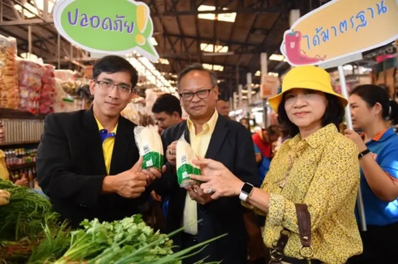 มกอช. บุกตลาดมีนบุรี ประชาสัมพันธ์สถานที่จำหน่ายสิน...