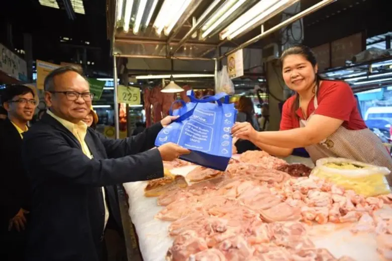 มกอช. บุกตลาดมีนบุรี ประชาสัมพันธ์สถานที่จำหน่ายสินค้า Q