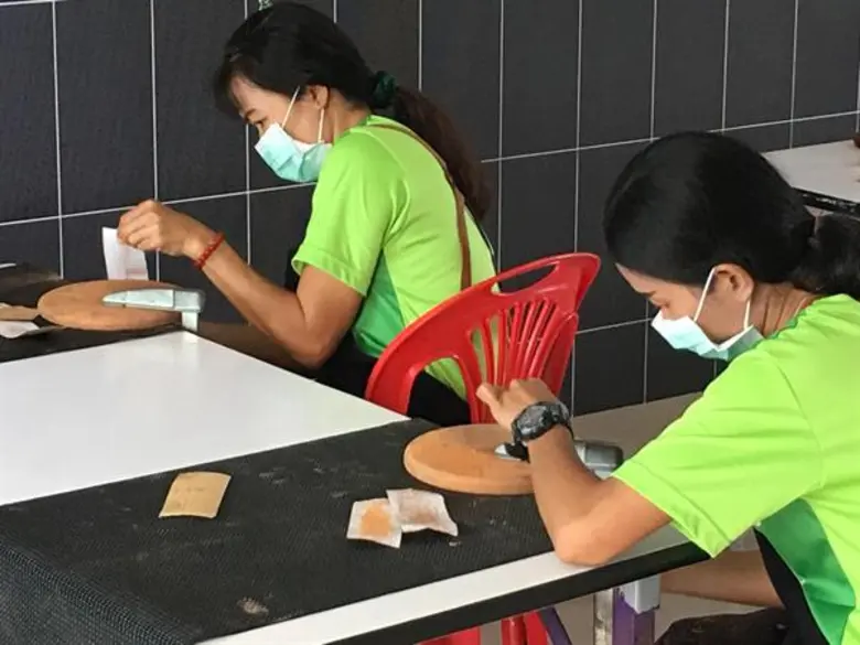 ไฟซาล มาลิก ศิลปินชาวแคนาดาร่วมกับบ้านคามิลเลียนเพื่อเด็กพิการจัดโครงการเพื่อสร้างงานและรายได้แก่ครอบครัวผู้มีรายได้น้อยในกรุงเทพฯ