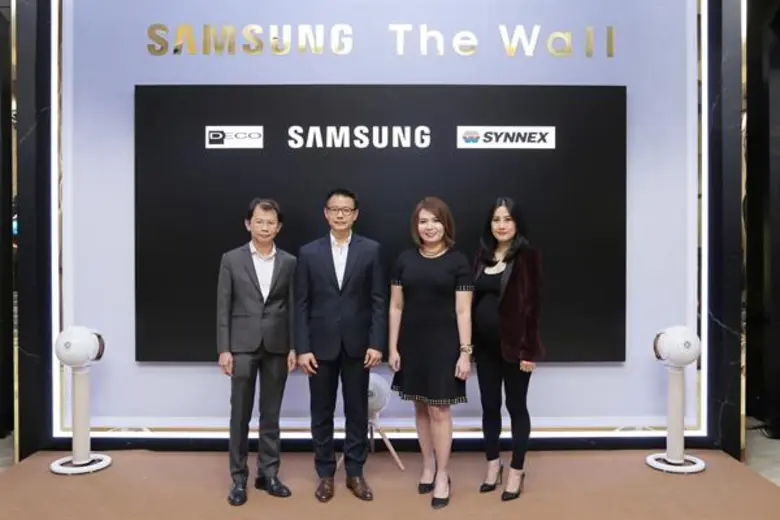 นางสาวสุธิดา มงคลสุธี (ขวา) ประธานเจ้าหน้...