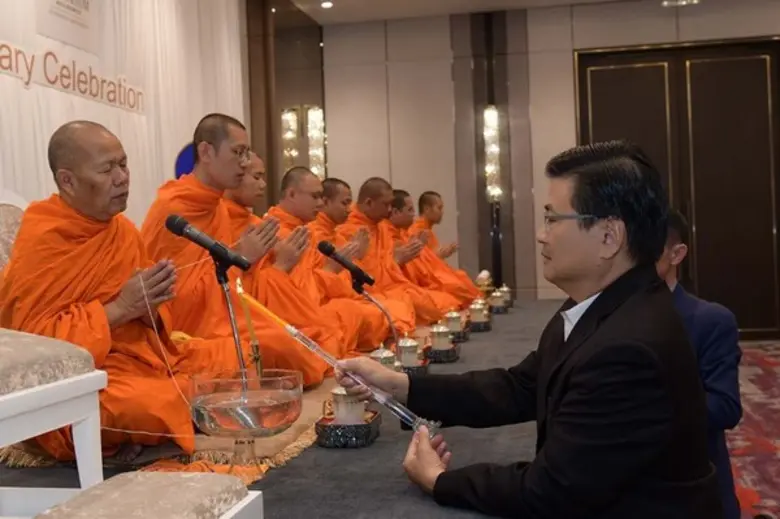 ชาลี โสภณพนิช (ขวา) ประธานกรรมการ เครือโร...