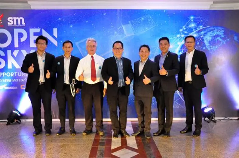 คุณประพัฒน์ รัฐเลิศกานต์ (กลาง) ประธานกรรมการบริหาร...