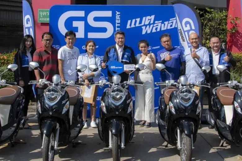 นายมนไทย เลาหะวณิช กรรมการผู้จัดการ และ น...