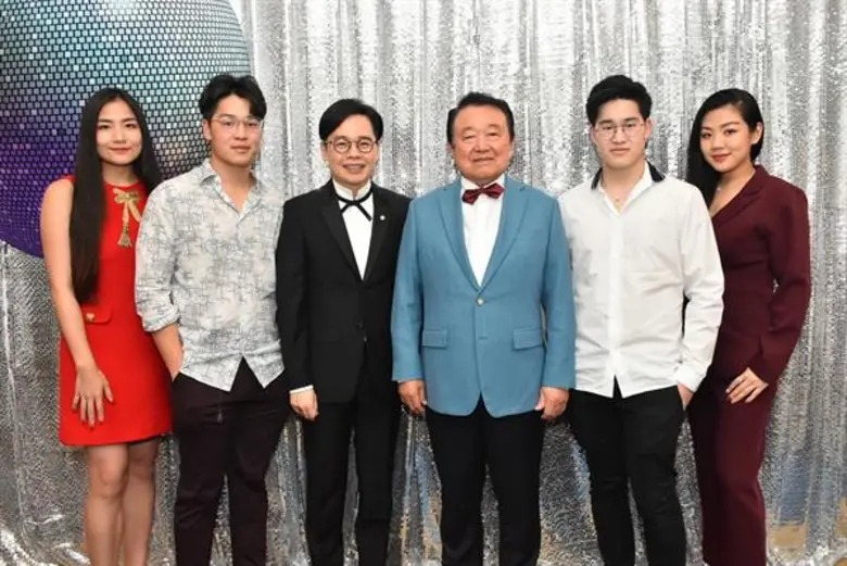 เฉลิมฉลองความสำเร็จอย่างยิ่งใหญ่ พร้อมกับ...