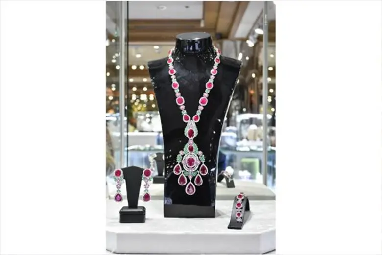 เอ็กซ์คลูซีฟซิทดาวน์ ดินเนอร์ ฉลอง “วัน อัลติจูด เรสซิเด้นซ์” ทะลุเป้า พร้อมชมเครื่องเพชร “บิวตี้ เจมส์” ท่ามกลางบรรยากาศคริสมาสต์ อีฟ