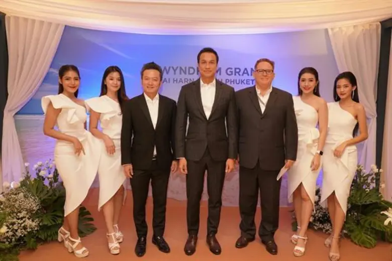 นายอรรถนพ พันธุกำเหนิด (กลาง) ประธานเจ้าห...