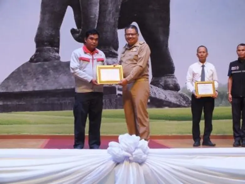 สนพ. บุรีรัมย์ มอบหนังสือรับรองมาตรฐานฝีมือแรงงานให้ สปก.