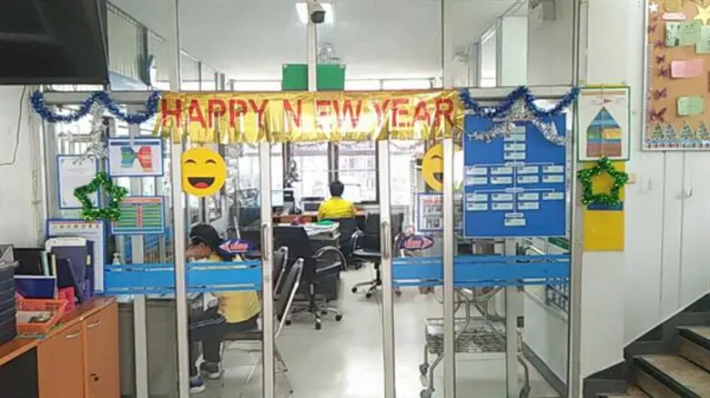 จิตเวชโคราช เนรมิตบรรยากาศโอพีดี หอผู้ป่วย “สุดฟิน-อินปีใหม่” ให้ผู้ป่วยทำ ส.ค.ส. ส่งมอบให้กัน